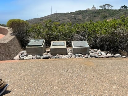 Tres de las placas que quedan en el Monumento Nacional de Cabrillo. Dos ellas hacen referencia a su origen portugués.