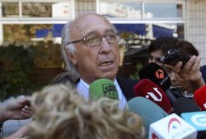 Juan Manuel Urgoiti atiende a los medios de comunicación tras ser designado por unanimidad como presidente del Consejo de Administración de Pescanova, en la Junta General Extraordinaria de Accionistas celebrada en Chapela (Pontevedra). EFE/Salvador Sas
