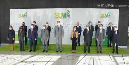 El rey Felipe VI (centro) posa junto a las personalidades invitadas a la inauguración del Congreso SUM Bilbao 21.