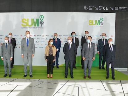 El rey Felipe VI (centro) posa junto a las personalidades invitadas a la inauguración del Congreso SUM Bilbao 21.