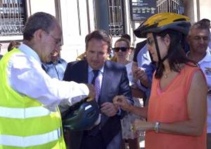 La directora general de Trfico, Mara Segu, y el alcalde de Mlaga, Francisco de la Torre(i) durante la presentacin.