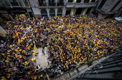 Cerca de 4.000 personas según la Policía Local se han concentrado asimismo frente al Ayuntamiento de Girona en protesta contra la suspensión del TC.