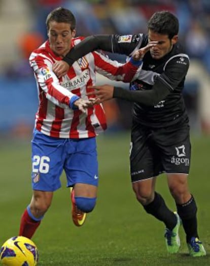 Manquillo pelea con Rubén García, del Levante.