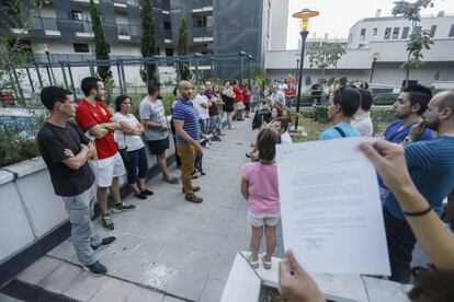 Asamblea de vecinos de una urbanización de Torrejón afectados por la venta de sus pisos a un fondo buitre.