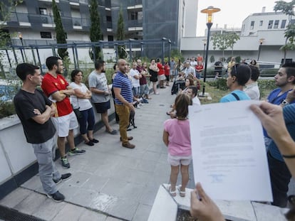 Asamblea de vecinos de una urbanización de Torrejón afectados por la venta de sus pisos a un fondo buitre.