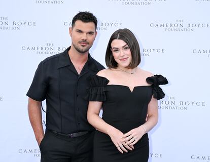 Taylor Lautner. “Me llamó mi hermana y me dijo, ‘Tío, acabo de encontrar a tu futura esposa. Tienes que conocer a esta chica’. Y el resto es historia”. Este fue el germen de la relación entre el actor conocido por dar vida a Jacob en la saga 'Crepúsculo' y la enfermera Taylor Dome, con quien se casó en 2022. Ambos comparten ahora un 'podcast', 'The Squeeze', que gira alrededor de temas relacionados con la salud mental y el bienestar. Por cierto, Taylor confesó ser del #teamEdward.