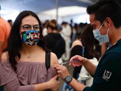 Aplicación de vacunas a jóvenes, en septiembre en Ciudad de México.