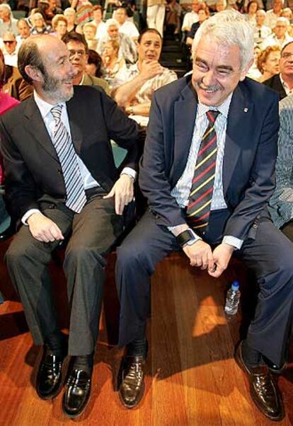 Rubalcaba y Maragall, ayer en el mitin de L&#39;Hospitalet.