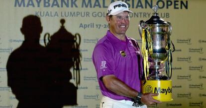 Lee Westwood, con el trofeo de ganador del Open de Malasia