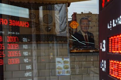 Un retrato del presidente turco, Recep Tayyip Erdogan, en una casa de cambio en Estambul este lunes.