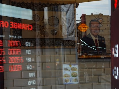 Un retrato del presidente turco, Recep Tayyip Erdogan, en una casa de cambio en Estambul este lunes.