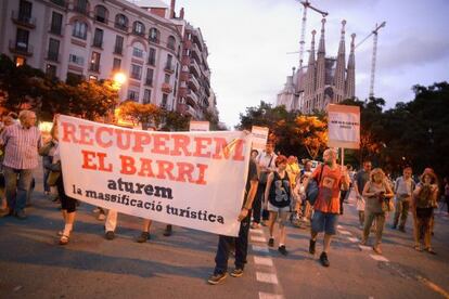 Los vecinos de la Sagrada Familia marchan contra el turismo masivo.