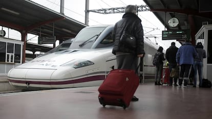 Un tren AVE en la estación de Atocha en Madrid.