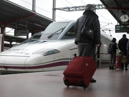 Un tren AVE en la estación de Atocha en Madrid.