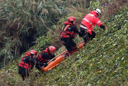 Bomberos y guardias civiles rescataron ayer el cuerpo de la persona desaparecida por una riada en Onda.