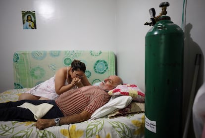 Un enfermo de coronavirus en la improvisada sala de emergencias que su hija le ha montado en casa, este miércoles en Manaos. 