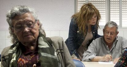 Raquel ayuda a su padre enfermo de alzh&eacute;imer, en un taller de la asociaci&oacute;n de familiares. 