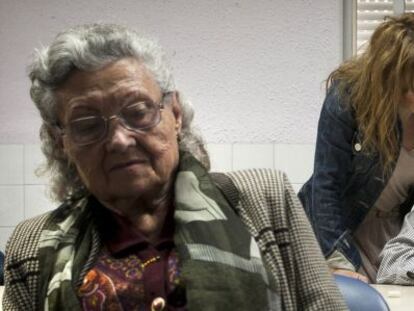 Raquel ayuda a su padre enfermo de alzh&eacute;imer, en un taller de la asociaci&oacute;n de familiares. 