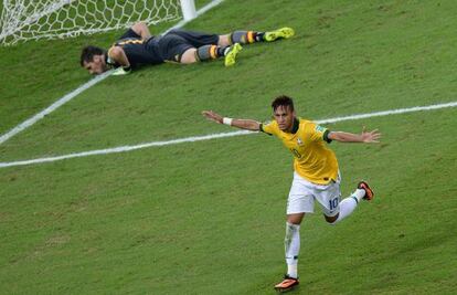 Neymar celebra su gol a Casillas en la final.