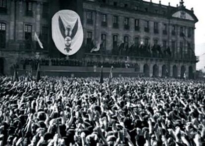 Manifestación fascista en la plaza del Obradoiro de Santiago de Compostela, que aparece en el filme.