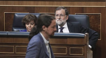 Pablo Iglesias, ante Mariano Rajoy y Soraya Sáenz de Santamaría.