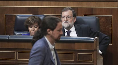 Pablo Iglesias, ante Mariano Rajoy y Soraya S&aacute;enz de Santamar&iacute;a. 