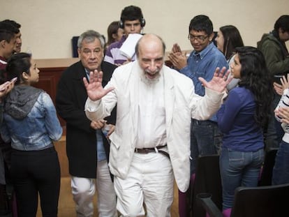 El poeta Ra&uacute;l Zurita en una escuela de Guadalajara.