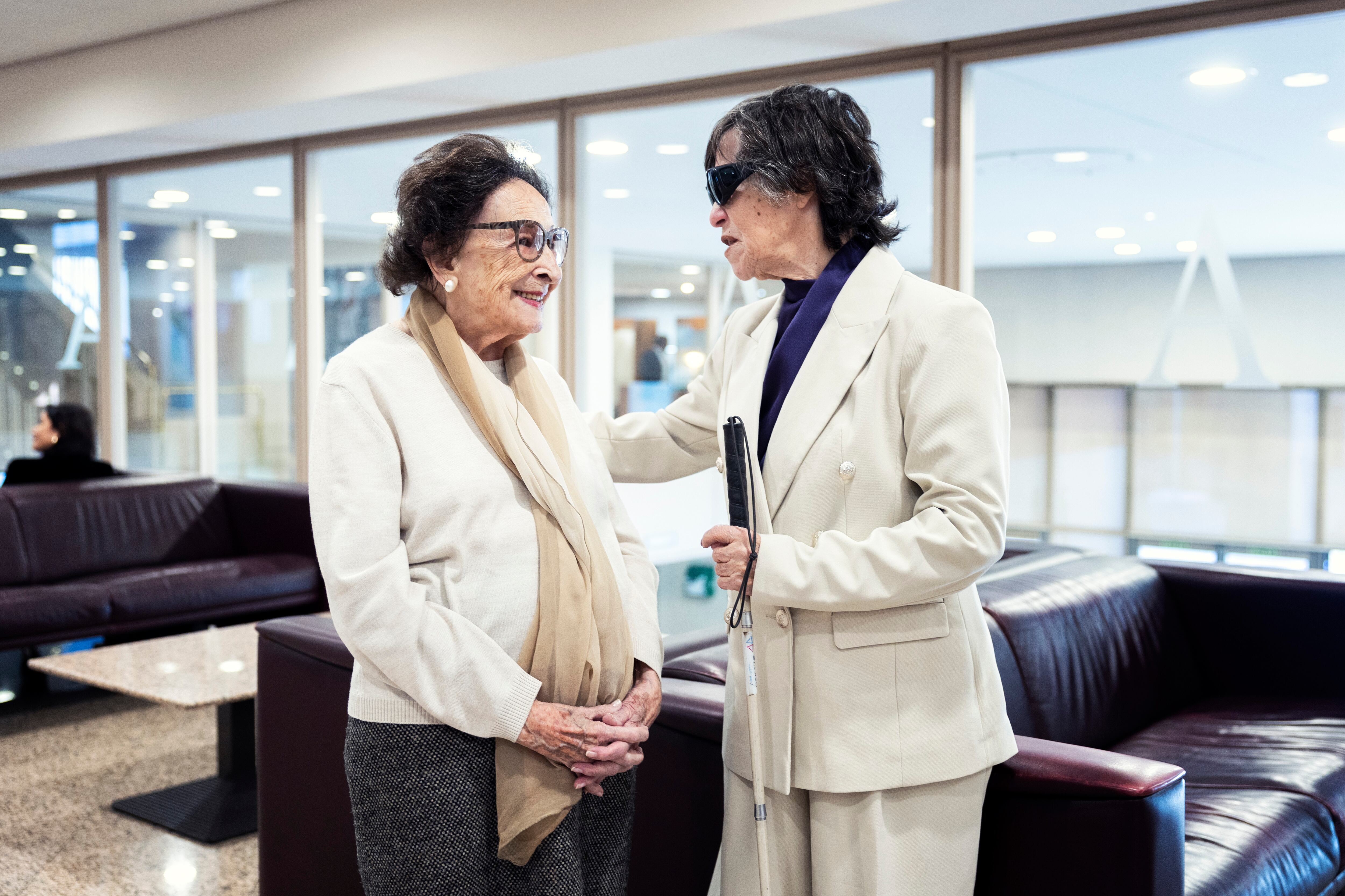 Pino Sosa (con gafas oscuras) y Conchita Viera, hijas de fusilados de la Guerra Civil, charlan este martes en el Auditorio Nacional de Música antes de ser homenajeadas por el presidente del Gobierno.