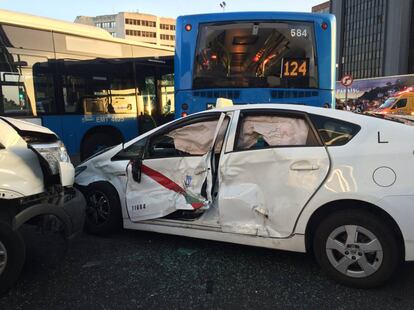 Veh&iacute;culos siniestrados en el accidente ocurrido en la plaza de Castilla. 