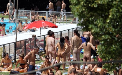 Día del vestit de bany optatiu en la piscina de la Universitat Complutense l'1 d'agost de 2010.