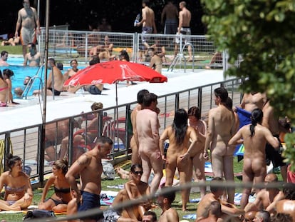 Día del vestit de bany optatiu en la piscina de la Universitat Complutense l'1 d'agost de 2010.