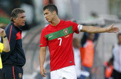 Cristiano Ronaldo habla con el seleccionador portugués, Carlos Queiroz, durante el amistoso de Portugal con Cabo Verde.