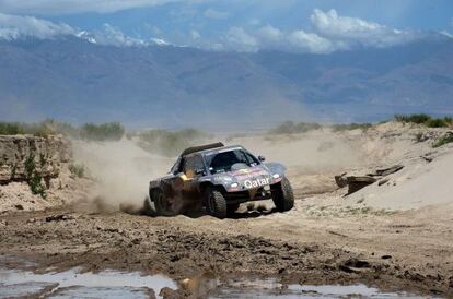 Nasser Al-Attiyah conduce su buggy.