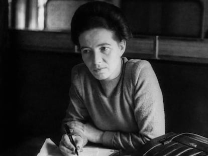 Simone de Beauvoir em Paris em 1945.