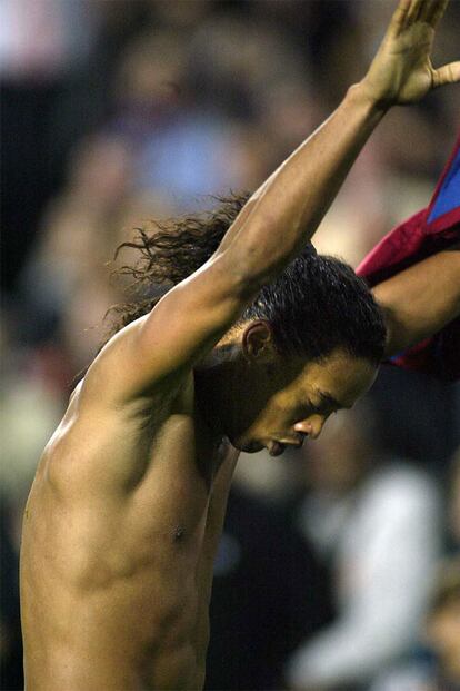 En 2004, Ronaldinho decidió el partido de vuelta de la liguilla contra el Milan con un soberbio disparo que entró por la escuadra derecha de la portería de Dida. En la foto, el brasileño celebra el gol.