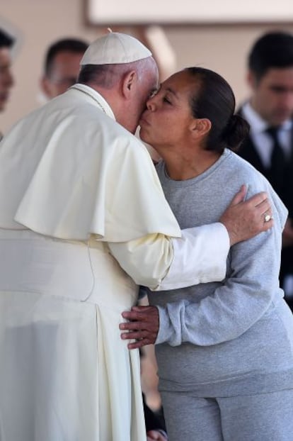 Una reclusa saluda al Papa, este miércoles en la cárcel de Ciudad Juárez.