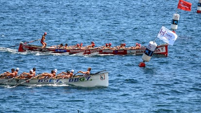 La trainera de Cabo cruza la línea de meta por delante de tripulación de la Zierbana en una de las citas de la Liga Eusko Label en el mes de julio.