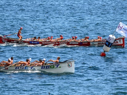 La trainera de Cabo cruza la línea de meta por delante de tripulación de la Zierbana en una de las citas de la Liga Eusko Label en el mes de julio.