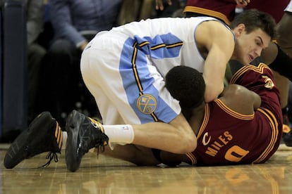 Danilo Gallinari, de los Denver Nuggets, lucha por el balón con C.J. Miles, de los Cleveland Cavaliers