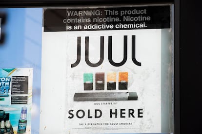 Foto de archivo de un anuncio de productos Juul en Los ángeles (California).