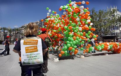 Enfermos de fibrosis quística sueltan globos en Valencia, hace unos años, en demanda de un diagnóstico precoz.