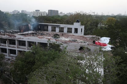 La cola del avión Air India atrapado en un edificio de Ahmedabad, India.