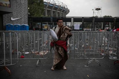 Los asistentes acamparon desde el miércoles en las puerta del Estadio. 