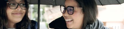 A la izquierda, Niss, de 19 años, con su hermana Mariam, de 22, a la derecha.