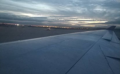 Vista de la base aérea de Torrejón de Ardoz desde el avión en el que han aterrizado los españoles evacuados de Wuhan.