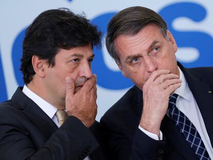 O presidente Jair Bolsonaro conversa com o ex-ministro da Saúde do Brasil, Luiz Henrique Mandetta, em 2019.