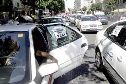 La manifestacin de los taxistas tras el apu?alamiento de un compa?ero, ayer por la ma?ana en la Gran Va de Bilbao.