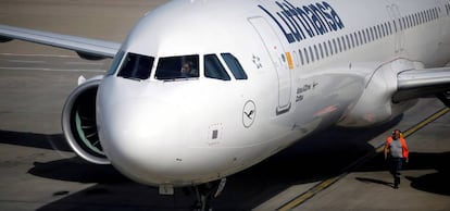 Un avión de Lufthansa en el aeropuerto de Atenas el pasado 18 de mayo. 