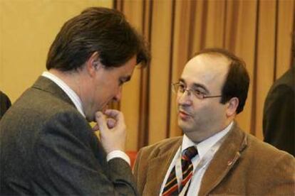 El líder de CiU, Artur Mas, habla con el portavoz del PSC, Miquel Iceta, en el Congreso.