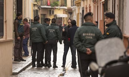 La Guardia Civil registra la sede de UGT Andalucía, en Sevilla, el 19 de diciembre pasado.
